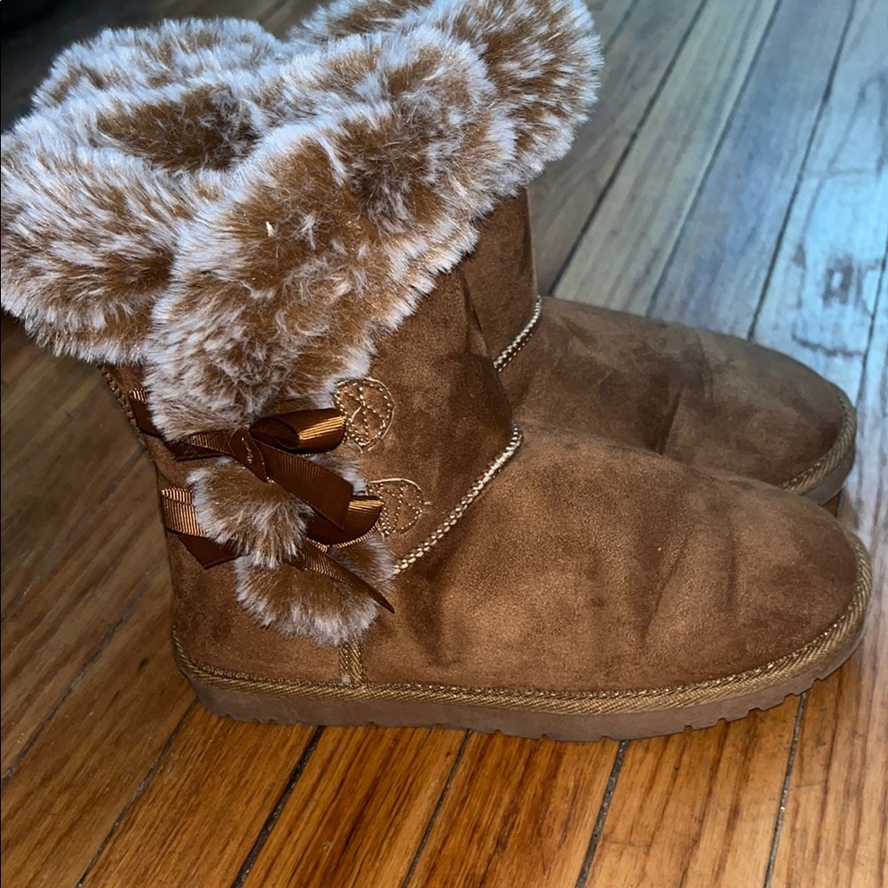 Brown Suede Fur-Lined Boots with Bow
